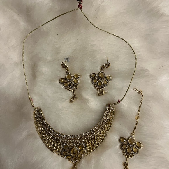 Costume jewelry statement necklace and earrings - Picture 4 of 6